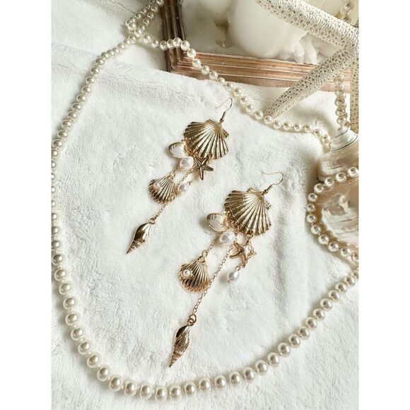 Gorgeous clamshell and seashell dangle earrings with faux pearl detail ￼ - Picture 5 of 7
